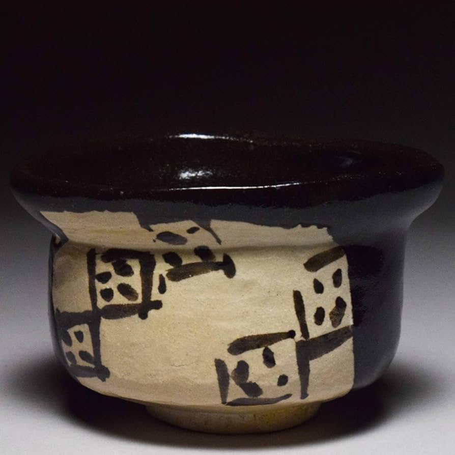 【茶道具】織部沓形茶碗　二重箱入★送料込★ Amazon.co.jp: 岡正一郎黒織部沓形茶碗共箱共布栞茶道具抹茶碗楽